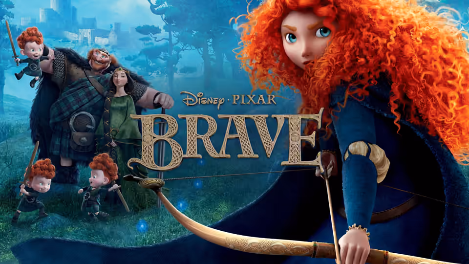 ميريدا بشعرها الأحمر وقوسها، وإلينور وعائلتها أمام غابة وقلعة في صورة Brave