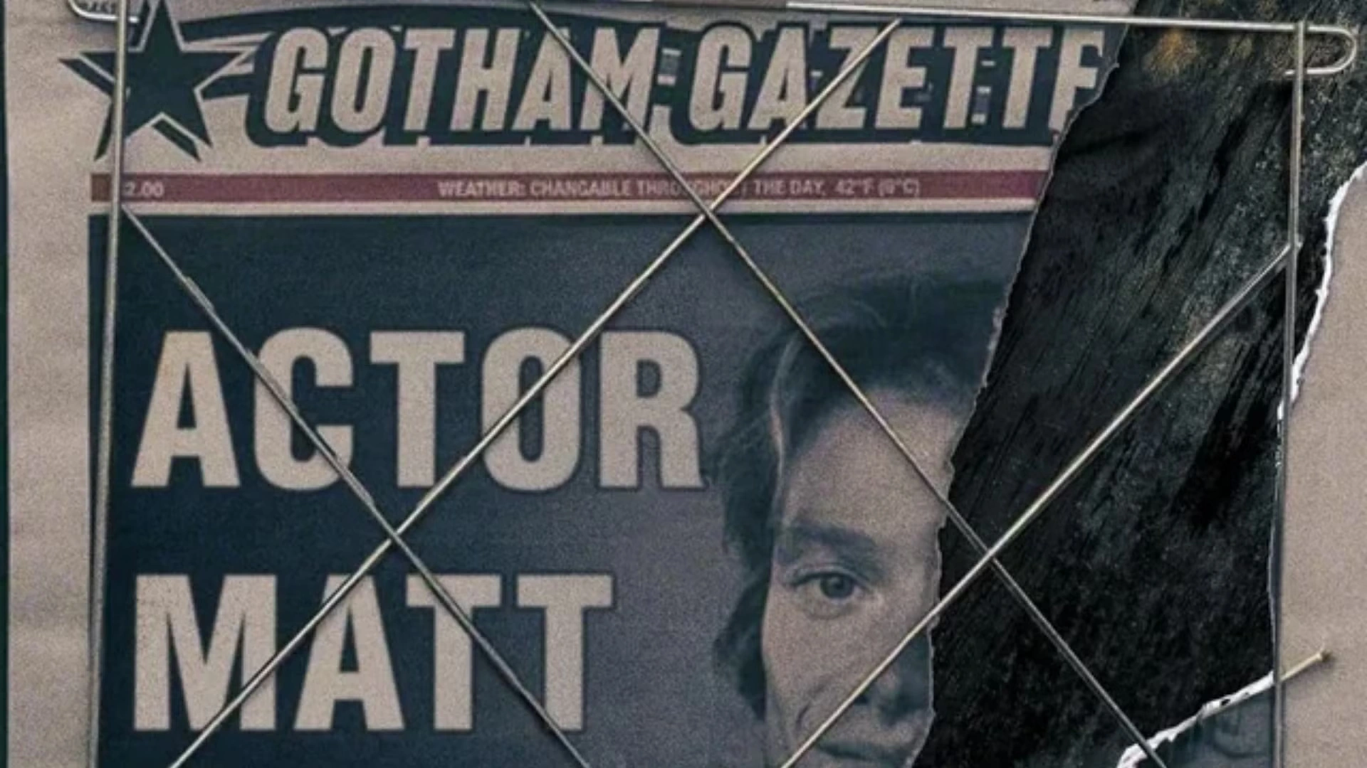 صحيفة Gotham Gazette تعرض عنوانًا عن الممثل مات وصورته خلف زجاج متشقق